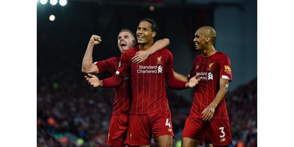 Trofeum Premier League wygrawerowane na Liverpoolu